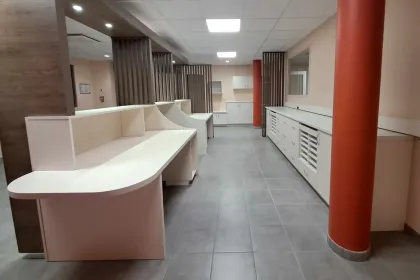 Menuiserie sur mesure – aménagement intérieur – Laboratoires-Synlab-à-Sèes (Excel Rénovation)