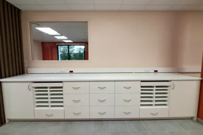 Menuiserie sur mesure – aménagement intérieur – Laboratoires-Synlab-à-Sèes (Excel Rénovation)