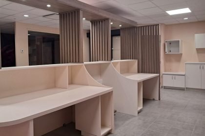 Menuiserie sur mesure – aménagement intérieur – Laboratoires-Synlab-à-Sèes (Excel Rénovation)