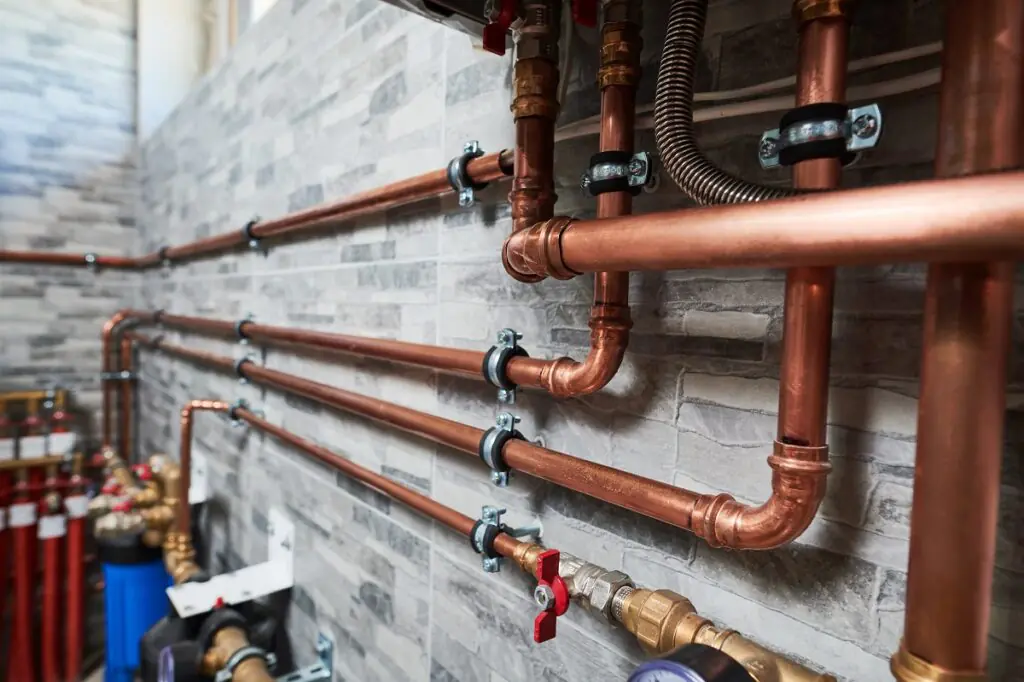 Tuyaux de plomberie en cuivre fixés au mur
