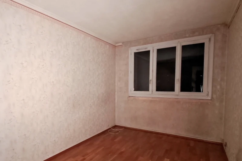 Avant travaux : chambre avec son ancien papier peint et son ancien parquet