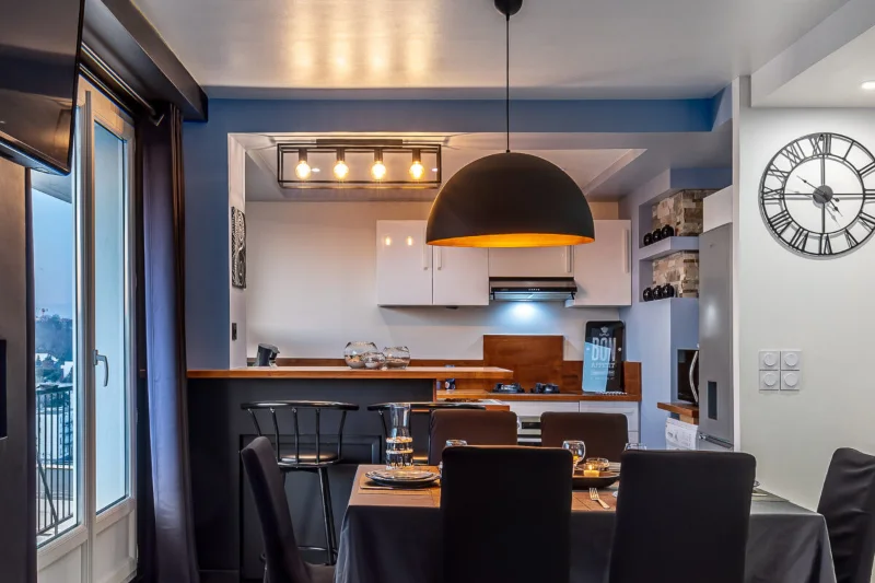 Après travaux : la cuisine ouverte de Longjumeau, meubles, bar en bois et coin repas